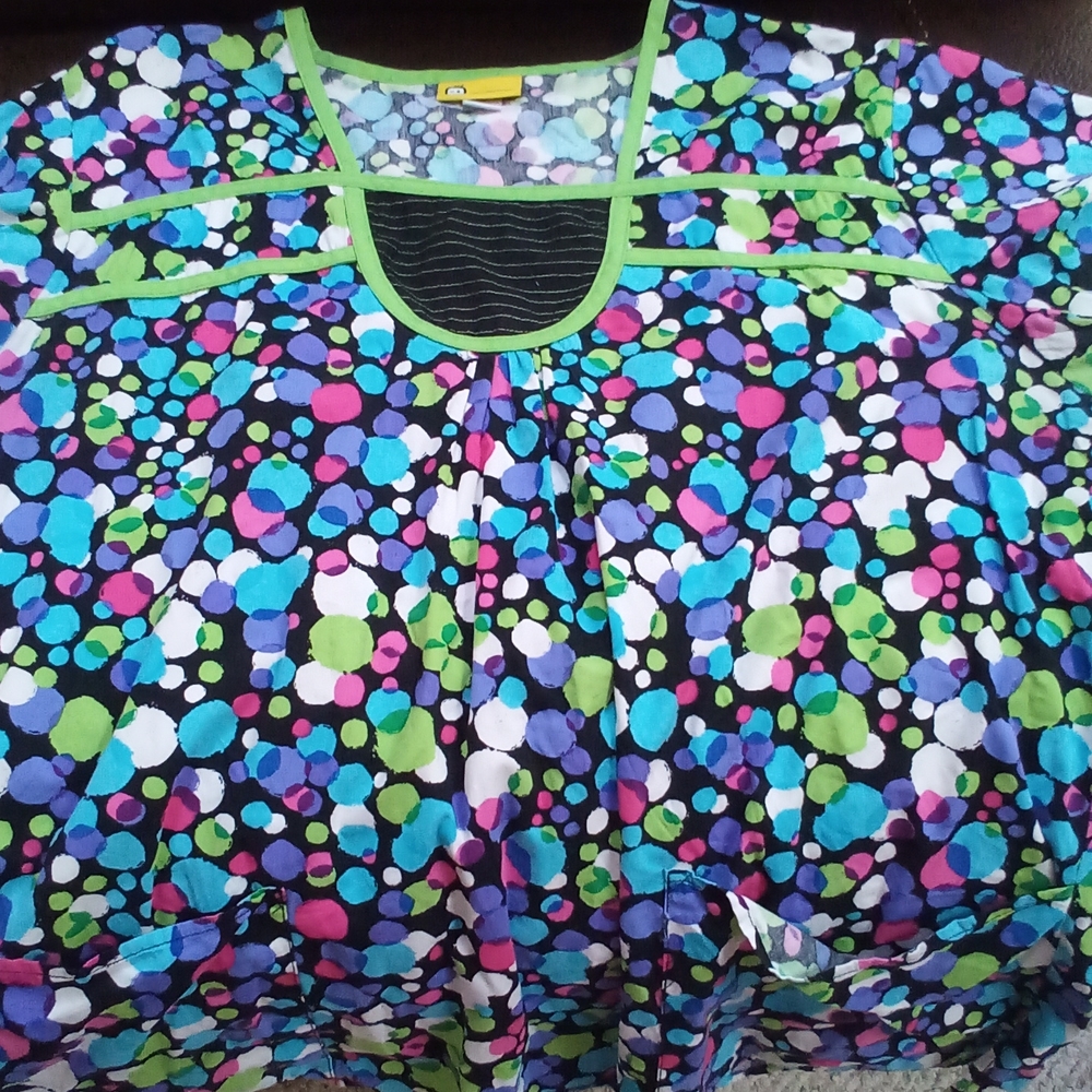Poke dot scrub top